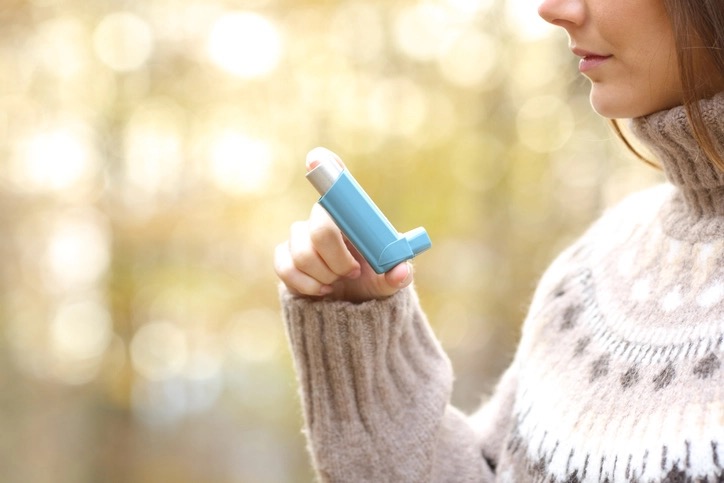 Astma behandeling - vrouw met inhalator