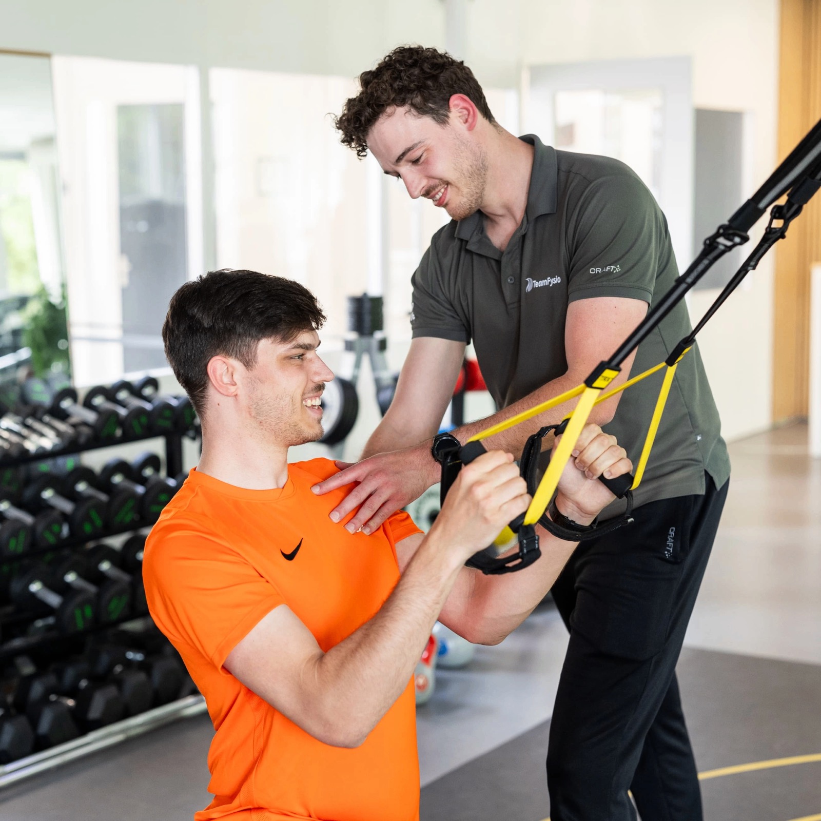 Sportfysiotherapeut begeleidt training bij TeamFysio